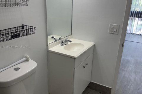 Снять в аренду таунхаус в Майами, Флорида 2 спальни, 124.49м2, № 1952838 - фото 8