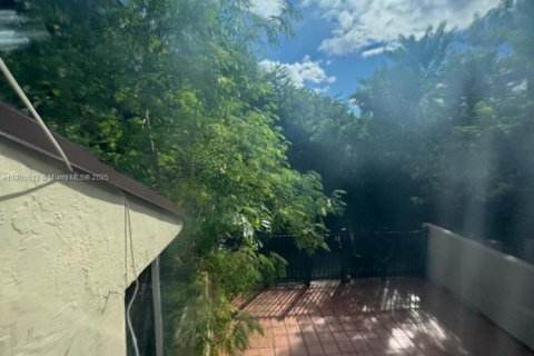 Снять в аренду таунхаус в Майами, Флорида 2 спальни, 124.49м2, № 1952838 - фото 14