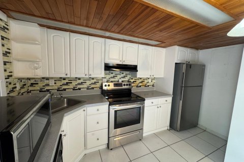 Снять в аренду таунхаус в Майами, Флорида 2 спальни, 124.49м2, № 1952838 - фото 1