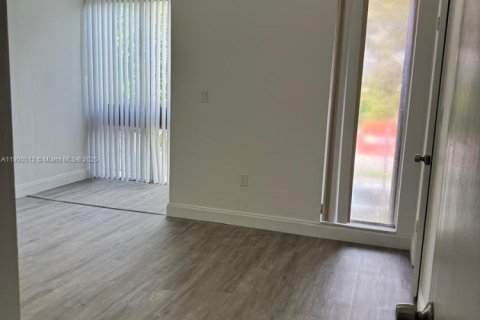 Снять в аренду таунхаус в Майами, Флорида 2 спальни, 124.49м2, № 1952838 - фото 11