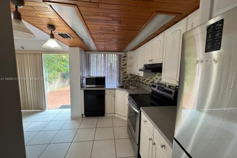 Снять в аренду таунхаус в Майами, Флорида 2 спальни, 124.49м2, № 1952838 - фото 2