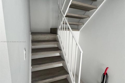 Снять в аренду таунхаус в Майами, Флорида 2 спальни, 124.49м2, № 1952838 - фото 5