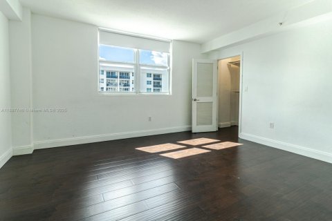 Condo in North Bay Village, Florida, 2 bedrooms  № 1949167 - photo 8