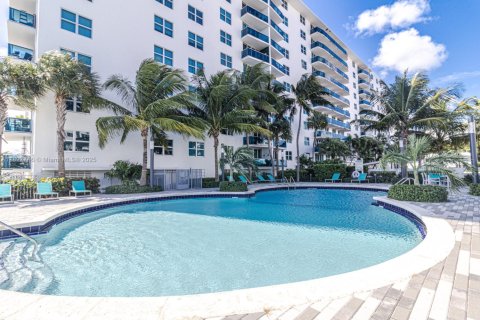 Condo in North Bay Village, Florida, 2 bedrooms  № 1949167 - photo 20