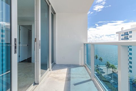 Condo in North Bay Village, Florida, 2 bedrooms  № 1949167 - photo 14