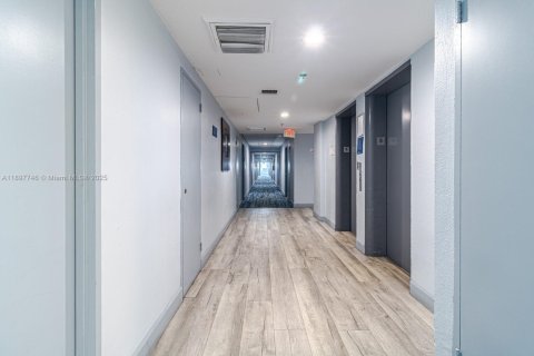 Condo in North Bay Village, Florida, 2 bedrooms  № 1949167 - photo 17