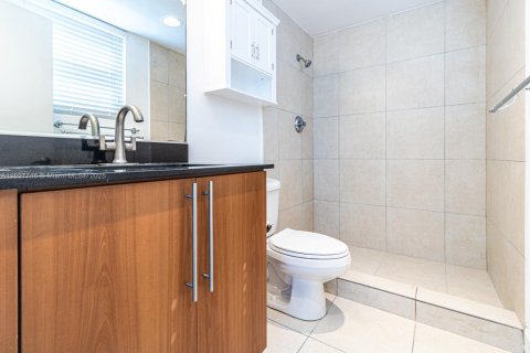 Condo in North Bay Village, Florida, 2 bedrooms  № 1949167 - photo 13