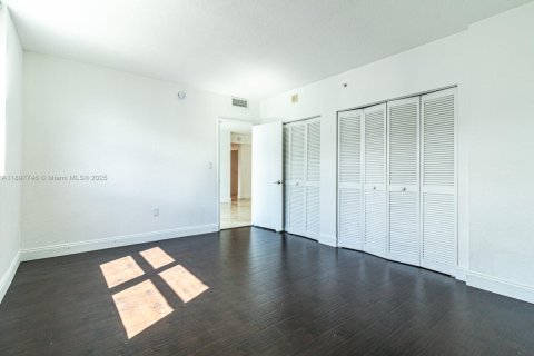 Condo in North Bay Village, Florida, 2 bedrooms  № 1949167 - photo 12