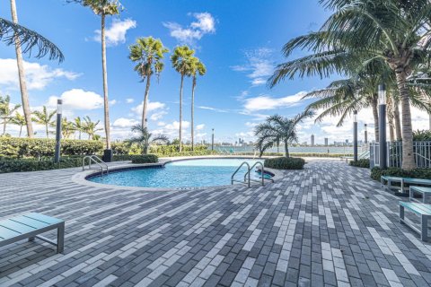 Condo in North Bay Village, Florida, 2 bedrooms  № 1949167 - photo 19