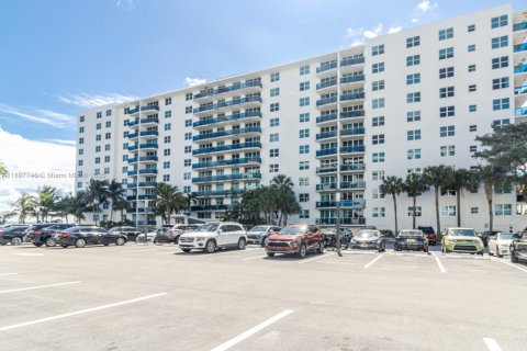 Condo in North Bay Village, Florida, 2 bedrooms  № 1949167 - photo 24