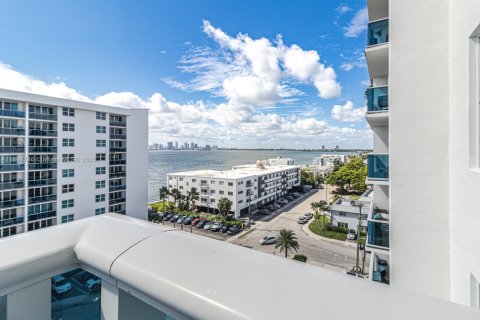 Condo in North Bay Village, Florida, 2 bedrooms  № 1949167 - photo 16