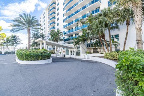 Condo in North Bay Village, Florida, 2 bedrooms  № 1949167 - photo 25