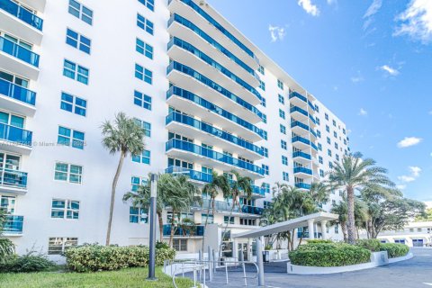 Condo in North Bay Village, Florida, 2 bedrooms  № 1949167 - photo 22