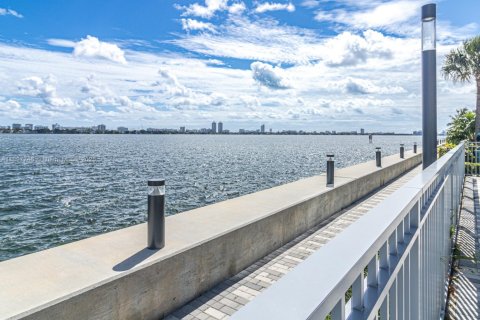 Condo in North Bay Village, Florida, 2 bedrooms  № 1949167 - photo 21