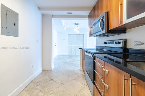 Condo in North Bay Village, Florida, 2 bedrooms  № 1949167 - photo 7