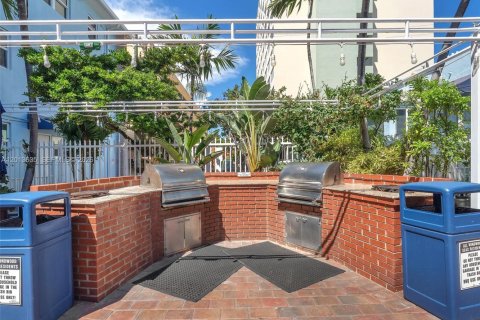 Condo in Hollywood, Florida  № 2075873 - photo 15