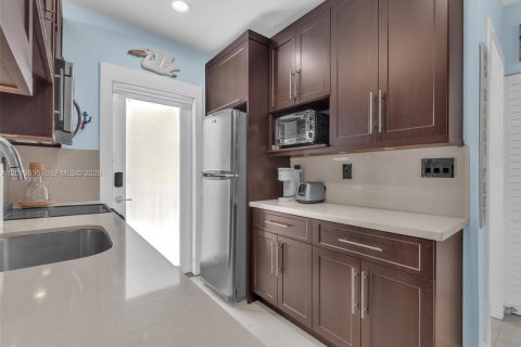 Condo in Hollywood, Florida  № 2075873 - photo 12