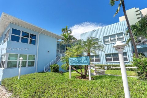 Condo in Hollywood, Florida  № 2075873 - photo 18