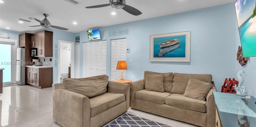 Studio in the Condo in Hollywood, Florida  № 2075873