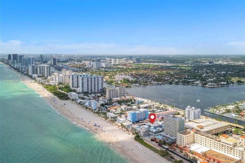 Condo in Hollywood, Florida  № 2075873 - photo 21