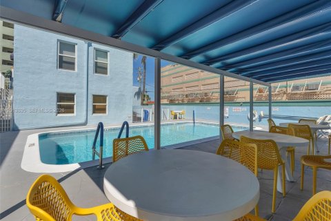 Condo in Hollywood, Florida  № 2075873 - photo 17