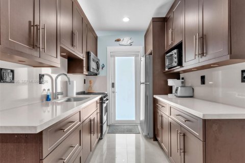 Condo in Hollywood, Florida  № 2075873 - photo 10
