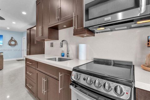 Condo in Hollywood, Florida  № 2075873 - photo 11