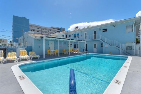 Condo in Hollywood, Florida  № 2075873 - photo 16