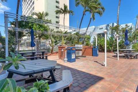 Condo in Hollywood, Florida  № 2075873 - photo 14