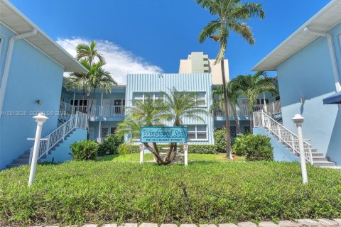 Condo in Hollywood, Florida  № 2075873 - photo 20
