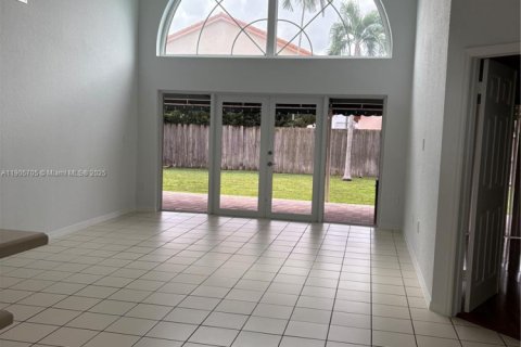 Casa en alquiler en Doral, Florida, 3 dormitorios, 176.98 m2 № 2012482 - foto 15