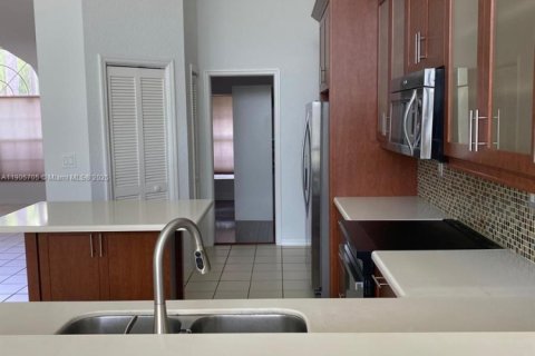 Casa en alquiler en Doral, Florida, 3 dormitorios, 176.98 m2 № 2012482 - foto 11