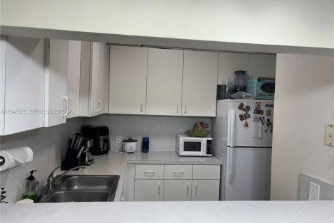 Copropriété à louer à Miami, Floride: 2 chambres, 91.97 m2 № 1998830 - photo 3