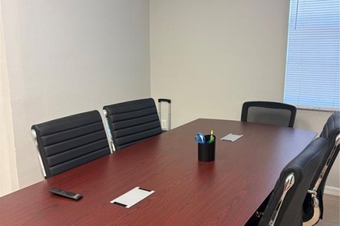 Commercial property in Tampa, Florida 277.78 sq.m. № 2198198 - photo 12