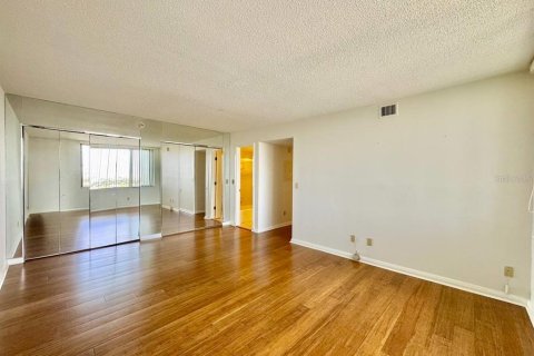 Condo in Saint Petersburg, Florida, 2 bedrooms  № 1842265 - photo 14
