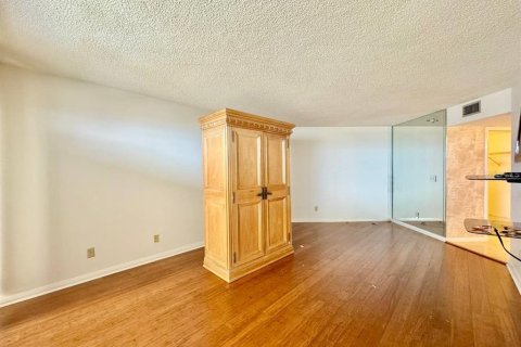 Condo in Saint Petersburg, Florida, 2 bedrooms  № 1842265 - photo 29