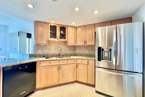 Condo in Saint Petersburg, Florida, 2 bedrooms  № 1842265 - photo 10