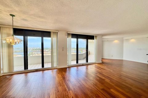 Condo in Saint Petersburg, Florida, 2 bedrooms  № 1842265 - photo 8