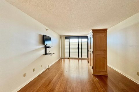 Condo in Saint Petersburg, Florida, 2 bedrooms  № 1842265 - photo 27