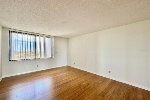 Condo in Saint Petersburg, Florida, 2 bedrooms  № 1842265 - photo 13