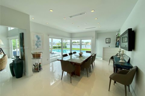 Villa ou maison à louer à Miami Beach, Floride: 4 chambres, 258.83 m2 № 2154911 - photo 2