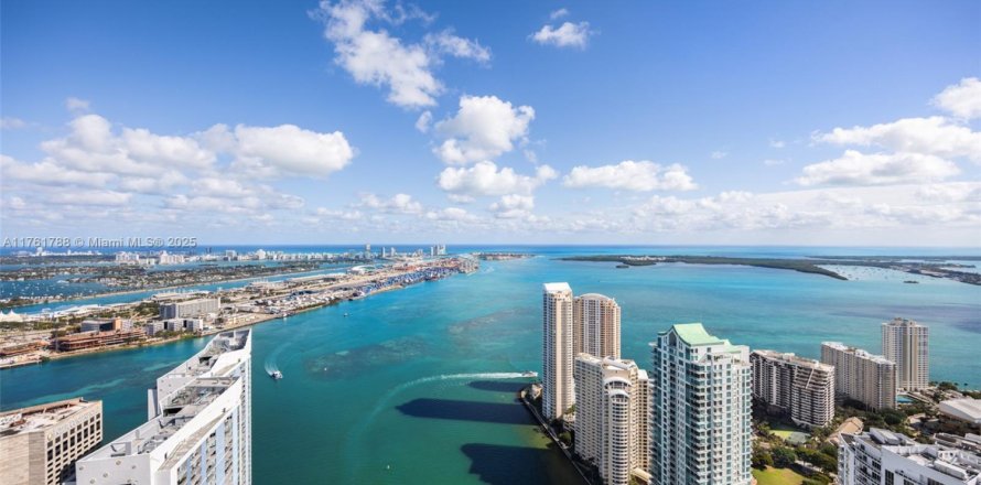 Кондоминиум с 5 спальнями в Майами, Флорида № 1978191