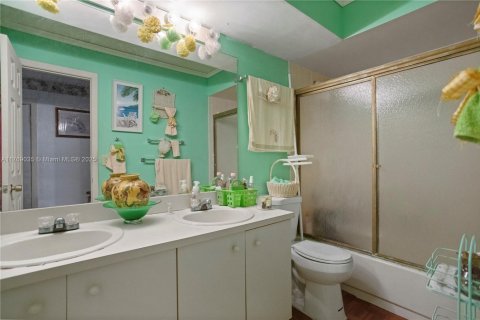 House in Miramar, Florida 4 bedrooms, 207.92 sq.m. № 1868632 - photo 16