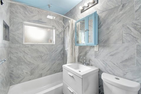 House in Miramar, Florida 3 bedrooms, 78.41 sq.m. № 1772368 - photo 14