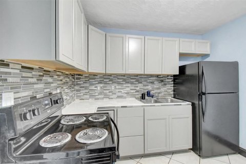 House in Miramar, Florida 3 bedrooms, 78.41 sq.m. № 1772368 - photo 7