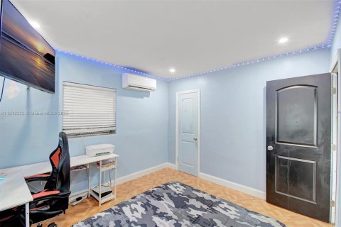 House in Miramar, Florida 3 bedrooms, 78.41 sq.m. № 1772368 - photo 10