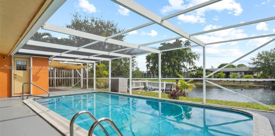Villa ou maison à Sunrise, Floride 3 chambres, 182.09 m2 № 1949048
