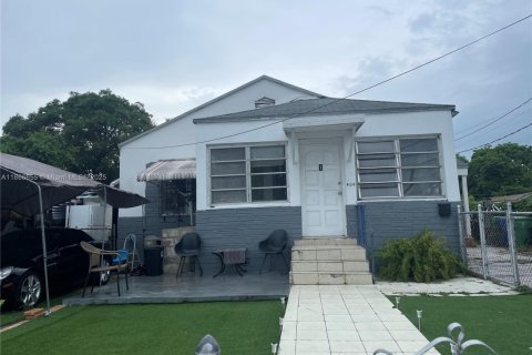 Commercial property in Miami, Florida 152.45 sq.m. № 1979284 - photo 1