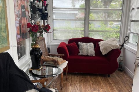 Commercial property in Miami, Florida 152.45 sq.m. № 1979284 - photo 2