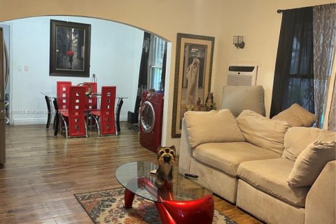 Commercial property in Miami, Florida 152.45 sq.m. № 1979284 - photo 4